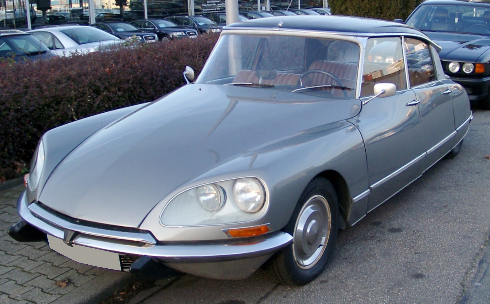 Серебристый Citroën DS с поздним оформлением передней части и фарами под прозрачными обтекателями