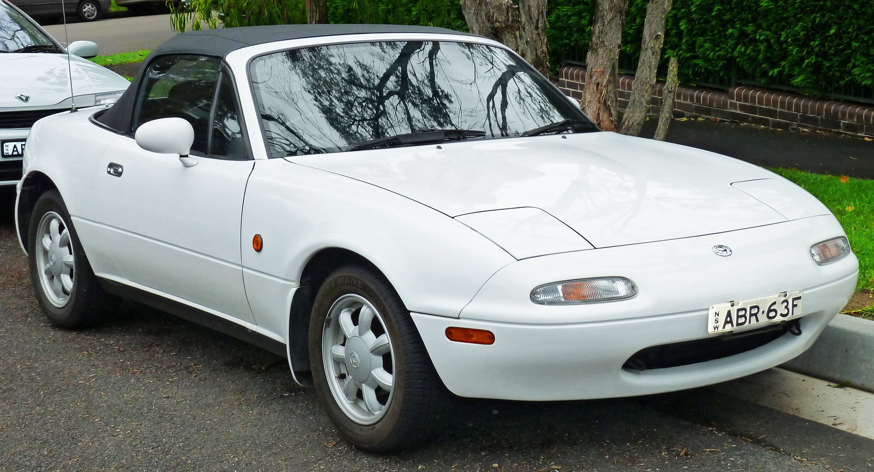Белая Mazda MX-5 первого поколения 1993 года, сфотографированная в Австралии