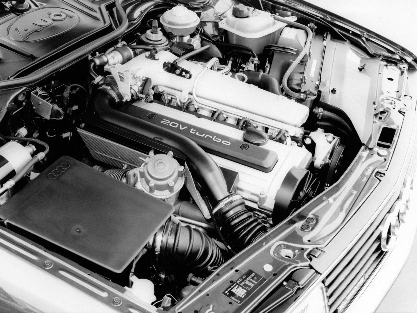 Пятицилиндровый двигатель Audi 20V turbo под капотом